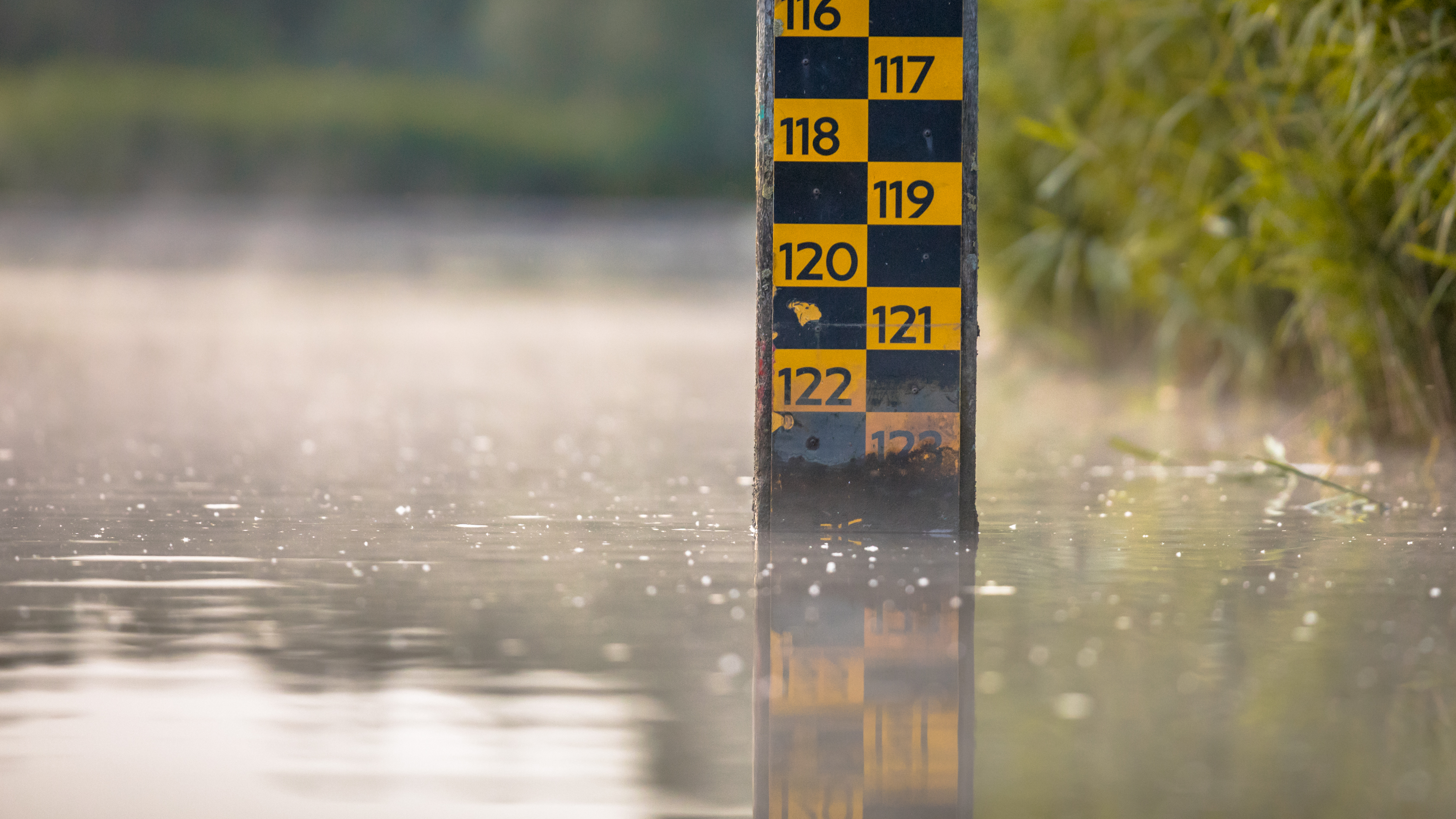 Подъем воды 7. Повышение уровня воды в реках. Подъем воды в реке. Уровень воды в водоеме. Поднятие уровня воды.